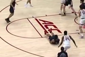太狠了！NCAA赛场曾现脚踝终结者！对手直接捂脚踝倒在地上！