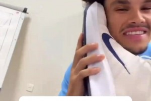 如果是外星人就合理了文班的鞋比队友的脸还大！！